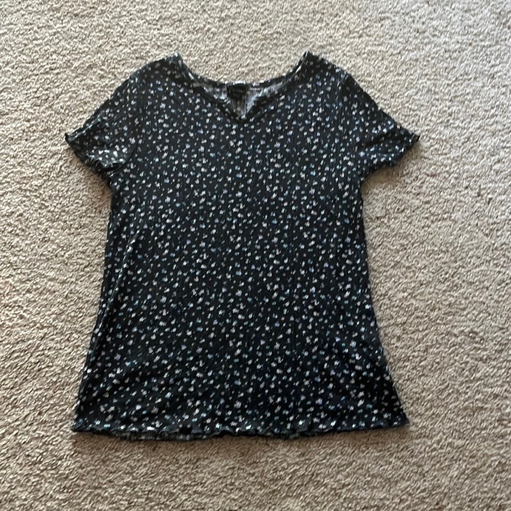 Girls T-shirt. Size: XL (14-16).
